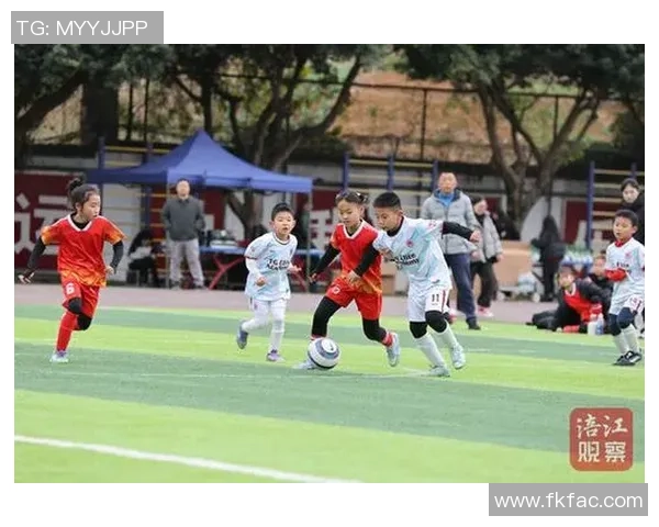 足球小姐妹携手共进在绿茵场上书写青春与梦想的华丽篇章